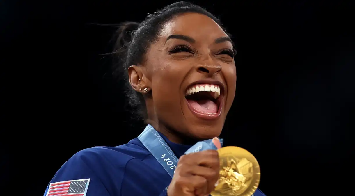 Simone Biles comemora medalha de ouro na Olimpíada alfinetada em