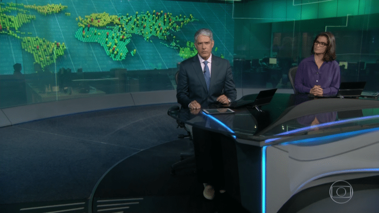 Bonner apresentado o Jornal Nacional de calça jeans e sapatênis (foto: Reprodução/Globo)