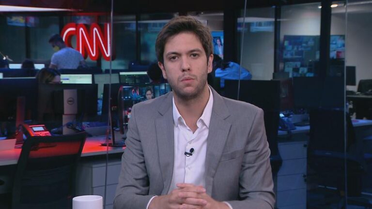 Caio Coppolla no cenário da CNN Brasil, Jovem Pan nega ter o contratado (foto: Reprodução/CNN Brasil)