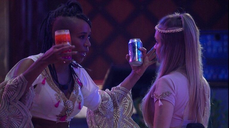 Karol Conká brigou com Carla Diaz na festa do BBB21 (foto: Reprodução/TV Globo)