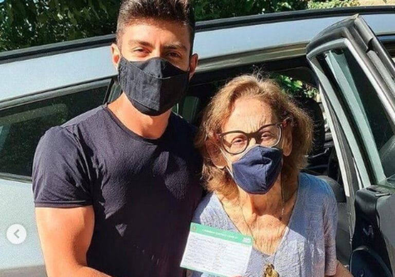 A atriz Laura Cardoso, de 93 anos, foi vacinada neste contra a covid-19 (foto: Reprodução)