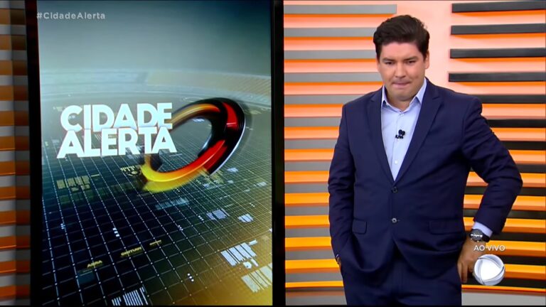 Bruno Peruka apresentou o Cidade Alerta do dia 12; programa foi vice-líder de audiência (foto: Reprodução/Record)