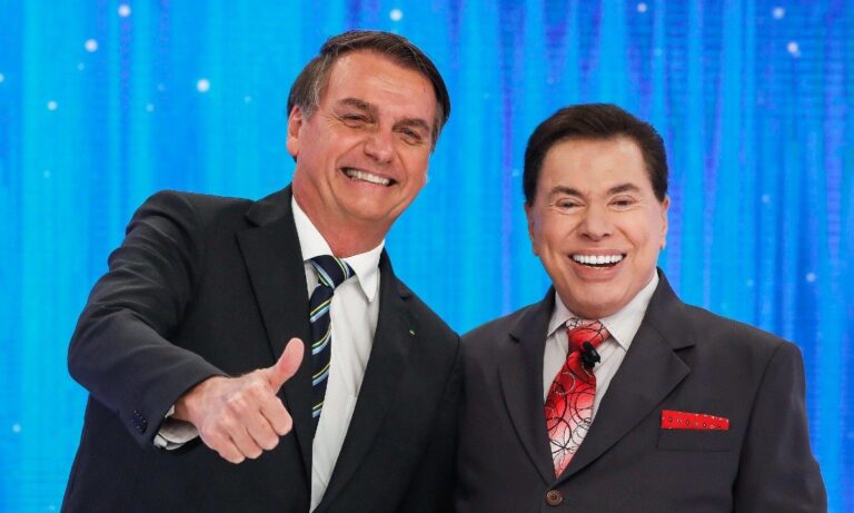 Silvio Santos posa ao lado de Jair Bolsonaro: gravação do Poder em Foco virou caso de saúde pública (foto: Divulgação/SBT)