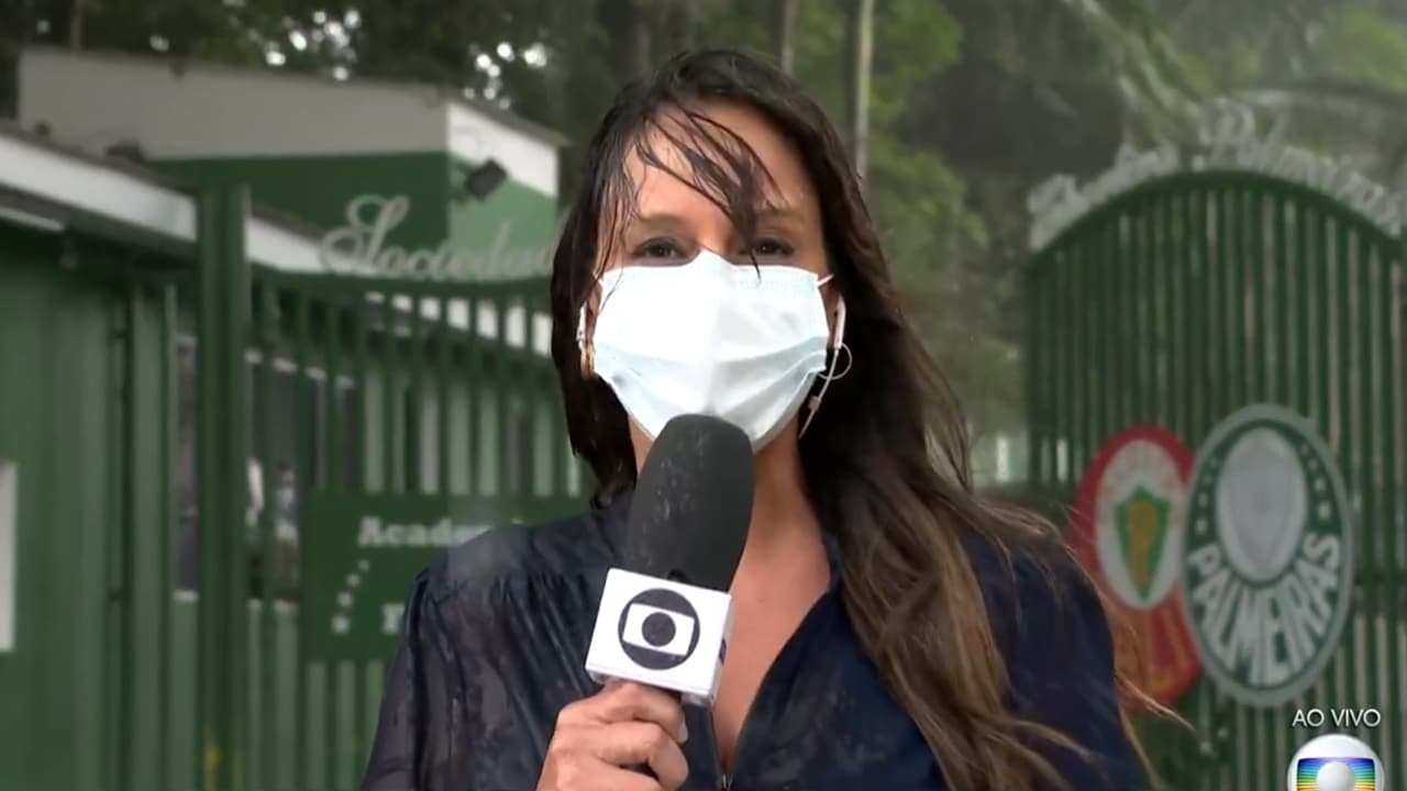 Fabíola Andrade é surpreendida por chuva ao vivo: 