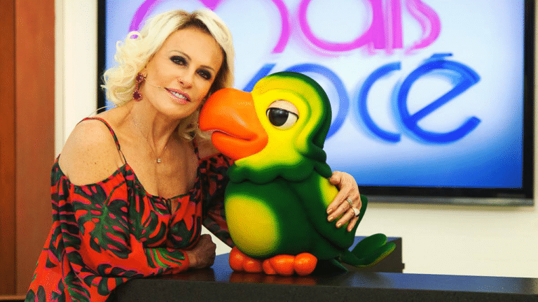 Ana Maria Braga posa ao lado de Louro José no antigo estúdio do Mais Você: programa terá novo mascote (foto: Divulgação/TV Globo)