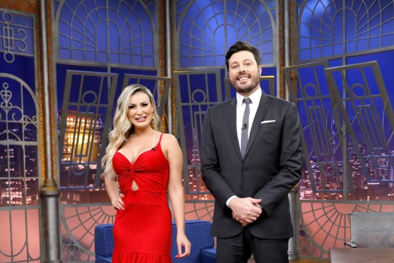 Andressa Urach e Danilo Gentili no The Noite (foto: SBT/Lourival Ribeiro)