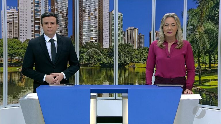 Lucílio Macedo e Luciana Finholdt apresentam o Jornal do Meio Dia na TV Serra Dourada; emissora conseguiu na Justiça reativar o canal no YouTube (foto: Reprodução/TV Serra Dourada)