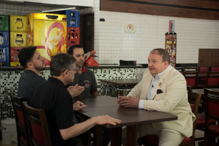 Erick Jacquin vai à lanchonete Estrela de Roma, na Lapa, zona oeste de São Paulo (foto: Carlos Reinis/Band)