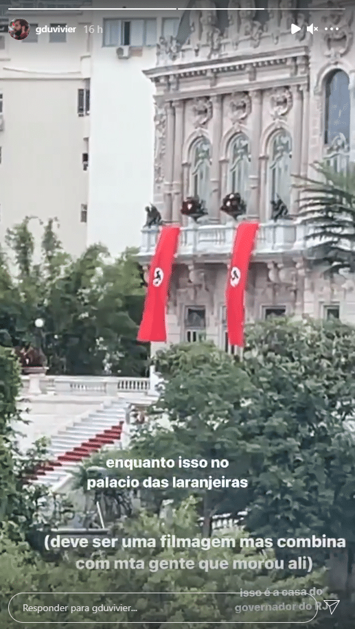 Humorista Gregorio Duvivier registra imagem das faixas nazistas (foto: Reprodução/Instagram)
