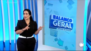 Fabíola Gadelha comandou o Balanço Geral de 3 de abril e fez o jornalístico ter o melhor desempenho do ano aos sábados (foto: Reprodução/Record)