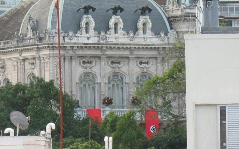 Faixas com símbolos nazistas na sede do governo do Rio de Janeiro; Globo grava série no local (foto: Reprodução/Twitter)