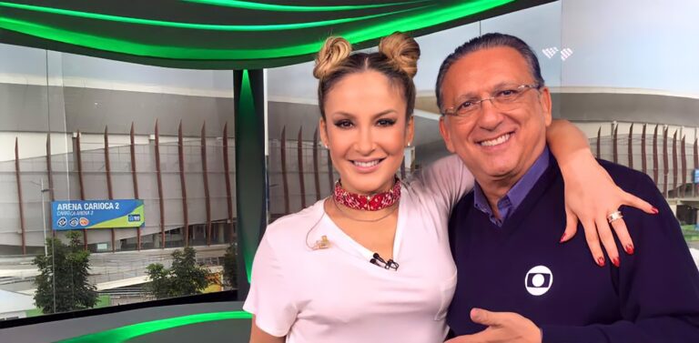 Claudia Leitte posa ao lado de Galvão Bueno no estúdio das Olimpíadas de 2016 (foto: Reprodução)