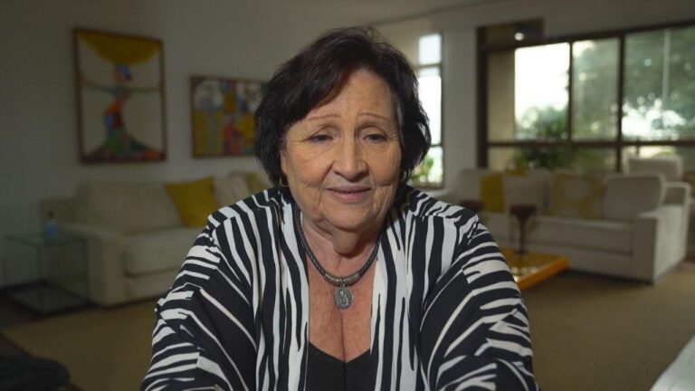 Déa Lúcia, mãe do humorista Paulo Gustavo, em entrevista ao Fantástico (foto: Reprodução/Globo)