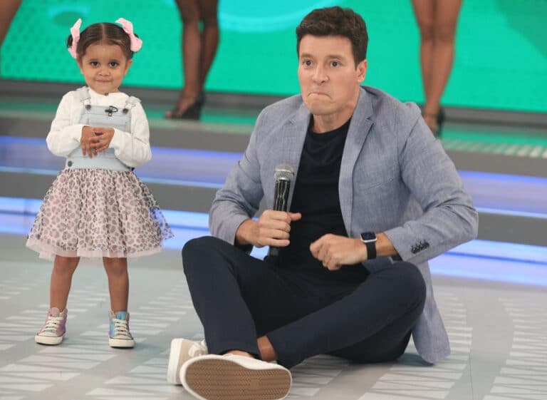 Rodrigo Faro e a pequena Andrielly Mendes, de 5 anos (foto: Antonio Chahestian/Record)