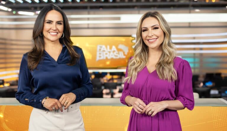 Carla Cecato e Thalita Oliveira posam no cenário do Fala Brasil: uma já foi demitida, a outra deve ser desligada em breve (foto: Antonio Chahestian/Record)