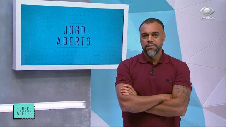 Denílson no cenário do Jogo Aberto: comentarista será anunciado como novo reforço de rádio (foto: Reprodução/Band)