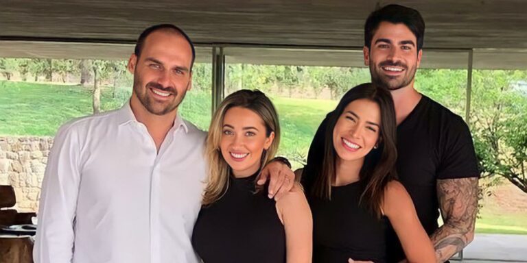 Adriana Sant’Anna e seu marido, Rodrigão, posam ao lado de Eduardo e Heloísa Bolsonaro (foto: Divulgação)