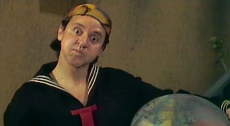 Carlos Villagrán caracterizado como Quico em um dos episódios de Chaves (foto: Reprodução/Televisa)