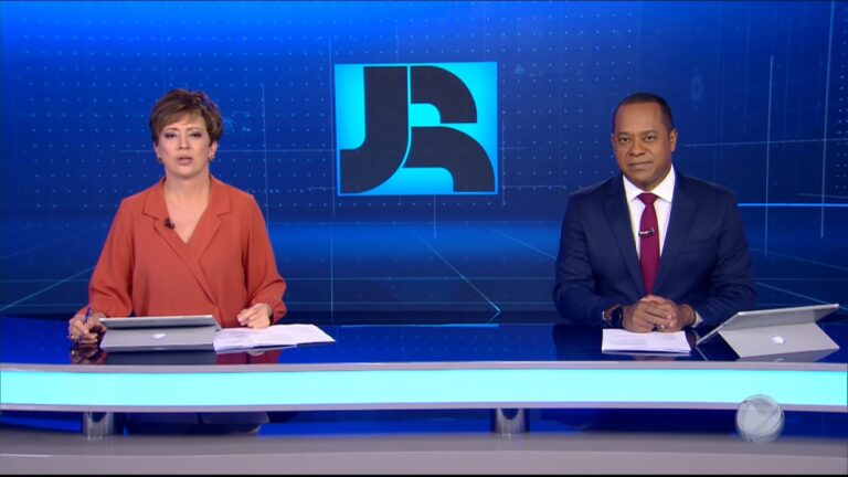 Christina Lemos e Luiz Fara Monteiro são os apresentadores do Jornal da Record (foto: Reprodução/Record)