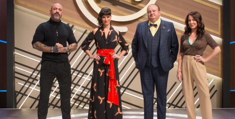 Henrique Fogaça, Helena Rizzo, Erick Jacquin e Ana Paula Padrão posam no novo cenário do MasterChef Brasil (foto: Carlos Reinis/Band)