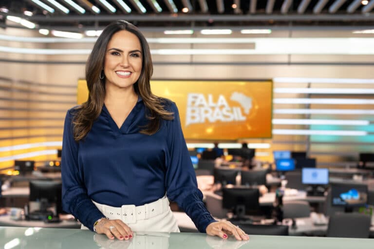 Imagem de Carla Cecato na redação de jornalismo da Record