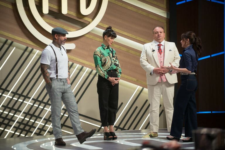 Henrique Fogaça, Helena Rizzo, Erick Jacquin e Ana Paula Padrão conversam sobre as dificuldades da primeira prova do MasterChef (foto: Band/Carlos Reinis)