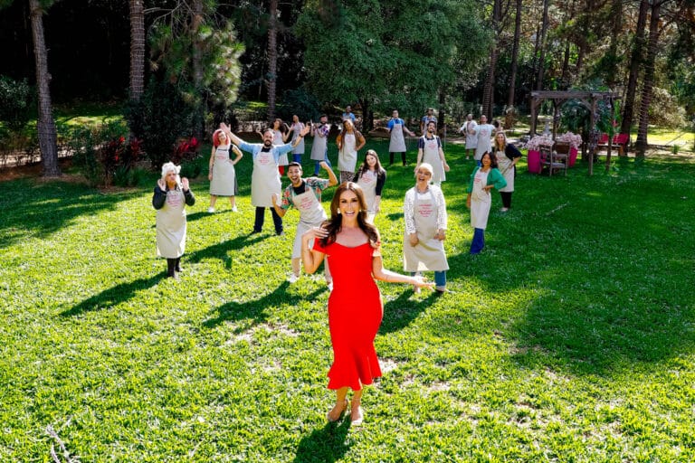 A apresentadora Nadja Haddad com os participantes do Bake Off Brasil (foto: SBT/Beatriz Nadler)