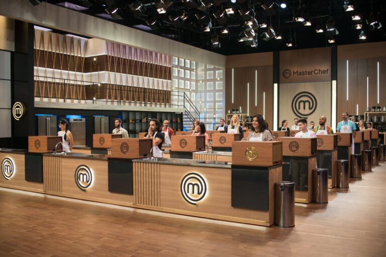 Participantes do MasterChef se deparam com a icônica Caixa Misteriosa (foto: Divulgação/Band)