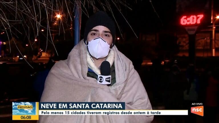 Douglas Márcio enrolado em cobertor no Bom Dia SC; Urupema registrou -7°C na manhã de quinta-feira (29) (foto: NSC TV/Reprodução)