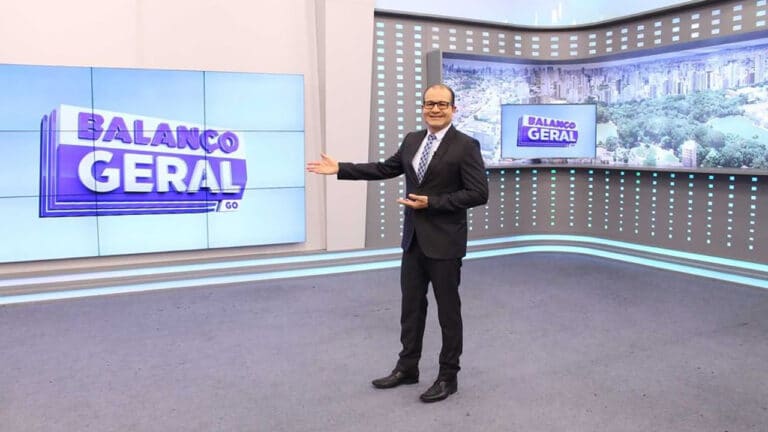 Oloares Ferreira no estúdio do Balanço Geral da Record Goiás (foto: Reprodução/Instagram)