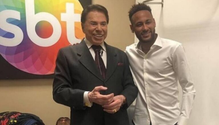 Silvio Santos posa ao lado de Neymar: SBT venceu na audiência, mas o jogador perdeu no campo (foto: Reprodução)