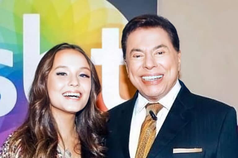 Larissa Manoela posa ao lado de Silvio Santos (foto: Divulgação)