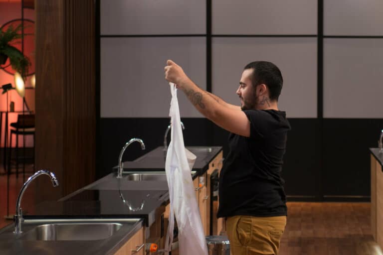 Antônio, de 23 anos, deixou o MasterChef; reality gastronômico teve a pior audiência pela segunda semana consecutiva (foto: Band/Carlos Reinis)