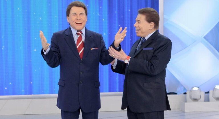 Silvio Santos posa ao lado de sua própria estátua de cera (foto: Divulgação/SBT)