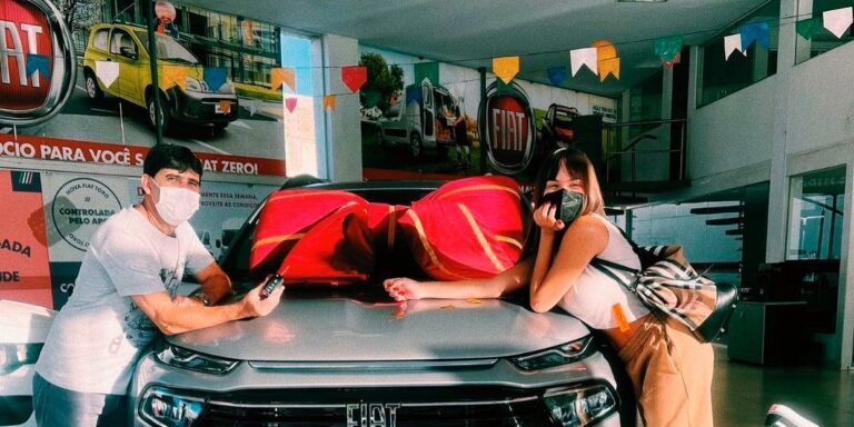 Thaís Braz decidiu presentear o pai com um carro (foto: Reprodução)