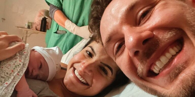 Vanessa Lino e João Zanella posam ao lado de seu primeiro filho (foto: Reprodução)