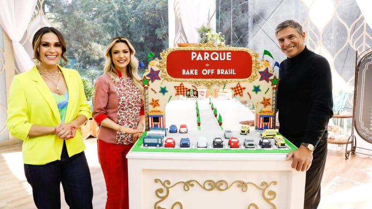 Nadja Haddad e os jurados, Beca Milano e Olivier Anquier, posam ao lado da base da prova criativa do Bake Off Brasil