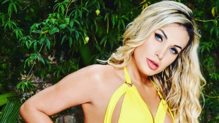 Foto da modelo Andressa Urach vestida de biquíni