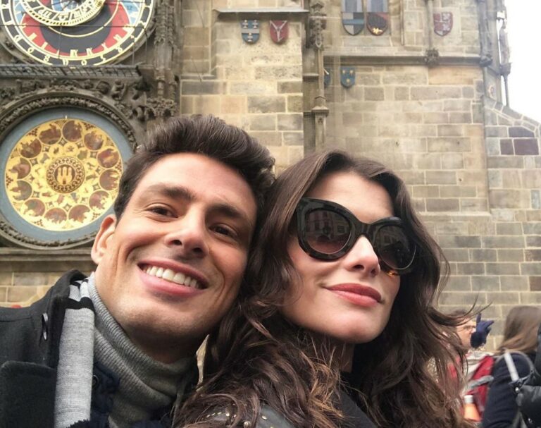 Cauã Reymond e Alinne Moraes são um casal na história de Um Lugar ao Sol (foto: Reprodução)