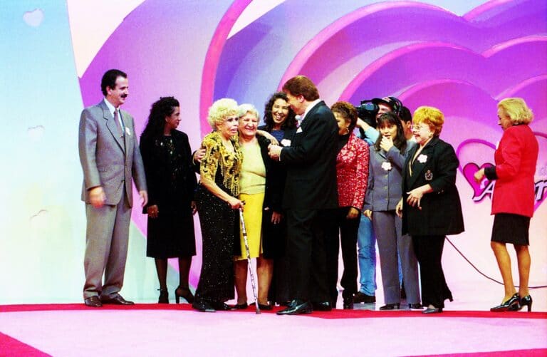 Dercy Gonçalves no palco do Em Nome do Amor com convidados e Silvio Santos (foto: SBT/João Batista da Silva)