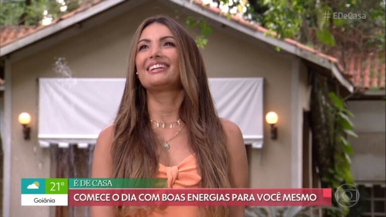 Imagem da apresentadora Patrícia Poeta na área externa da casa que serve de cenário para o programa É de Casa