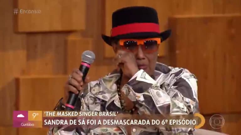 Sandra de Sá chorou no Encontro ao falar de apresentação no The Masked Singer (foto: Globo/Reprodução)