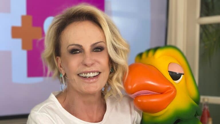 A apresentadora Ana Maria Braga posa com o mascote Louro José