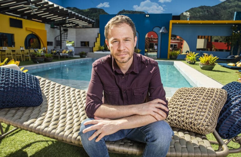 Tiago Leifert na área externa da casa do Big Brother Brasil; apresentador teve resistência ao reformular o Globo Esporte (foto: Globo/Victor Pollak)