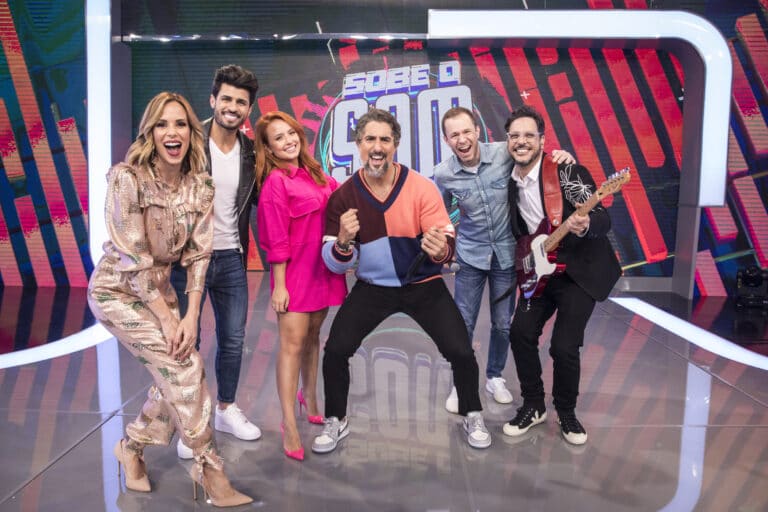 Tiago Leifert, Ana Furtado, Larissa Manoela, Juliana Paes e Paulo Vieira participam da estreia do Caldeirão com Marcos Mion (foto: Globo/João Cotta)