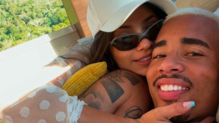 O jogador Gabriel Jesus posa ao lado de Raiane Lima