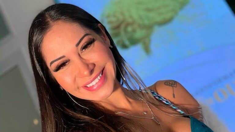 Imagem da influenciadora Mayra Cardi em um fundo neutro