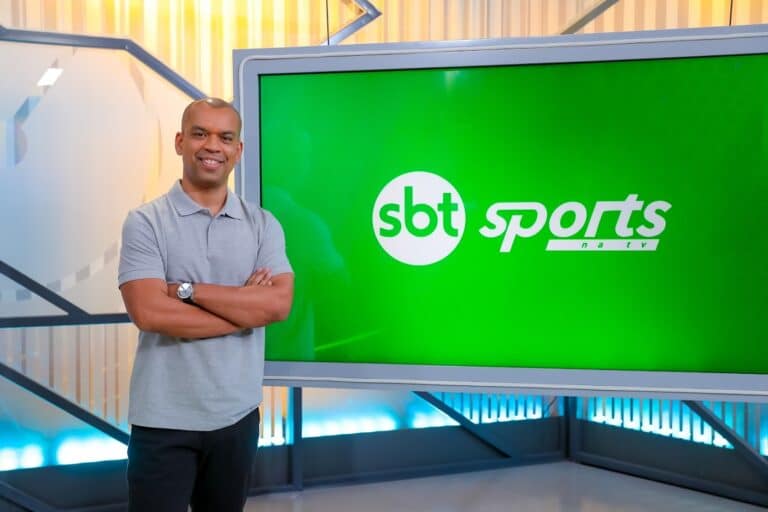 Imagem do narrador Luiz Alano no cenário do programa SBT Sports