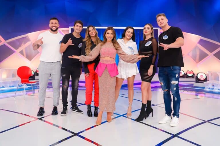 Imagem da apresentadora Patricia Abravanel no palco do Programa Silvio Santos junto com o ex-BBBs Arthur Picoli, Kerline, Felipe Prior, Paula Sperling, Lucas Gallina e Emily Araújo