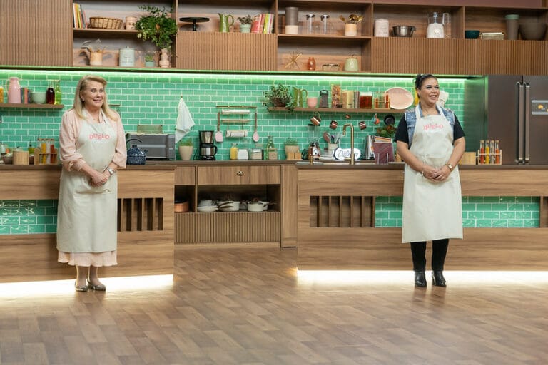 Imagem com as mães de Karina Bacchi e Cinthia Cruz na cozinha do Duelo de Mães